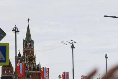 Истребители раскрасили небо триколором над Красной площадью