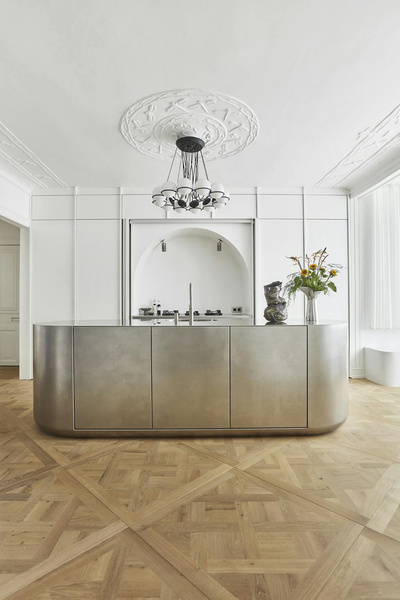 Белая квартира со стальной кухней в Копенгагене