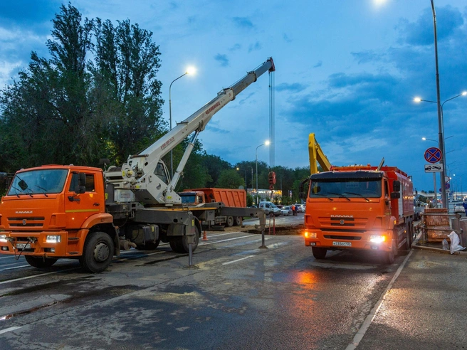 В Концессиях водоснабжения сообщили, что причиной аварии стал засор канализации | Источник: Константин Завриков / V1.RU