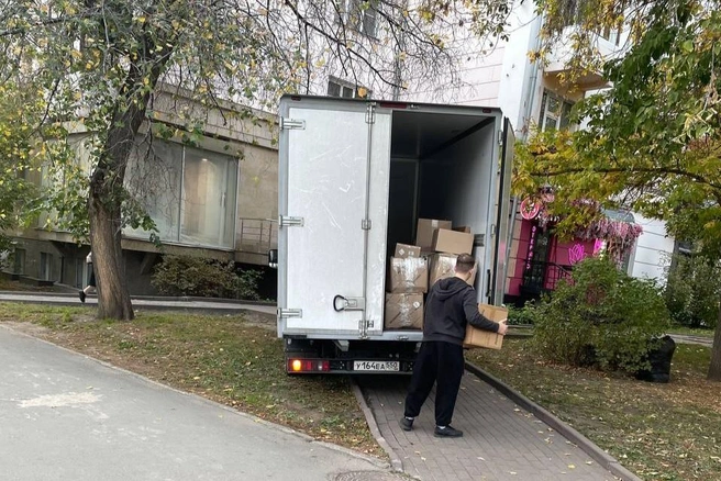 Водители частенько принимают газоны и тротуары за парковочные места, но в некоторых местах это уже стало правилом, а не исключением | Источник: читатель НГС