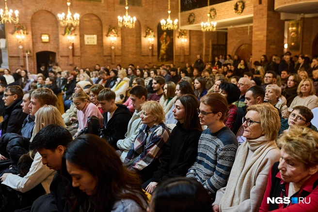 По правилам вечерняя месса должна начинаться в полночь, но иногда ее разрешают проводить раньше | Источник: Александр Ощепков / NGS.RU