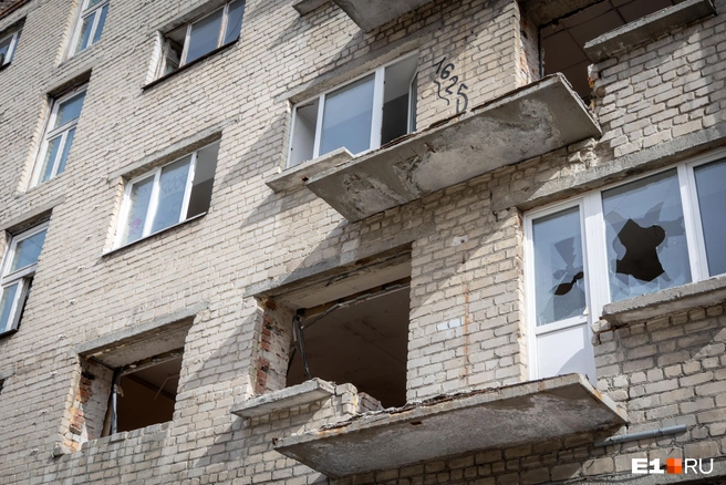 Части окон просто нет, в других разбиты стекла | Источник: Владислав Лоншаков / E1.RU