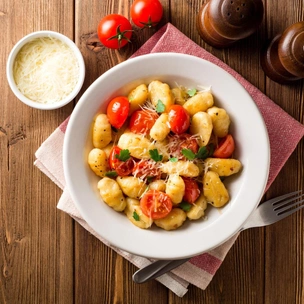 Сливочная курица с вялеными томатами и ньокки: этот рецепт всегда получается с первого раза