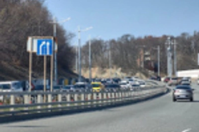 Затор на подъездах к Лесному кладбищу перед родительским днём