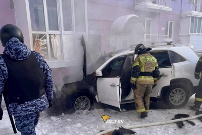В Новосибирске во дворе сгорел кроссовер