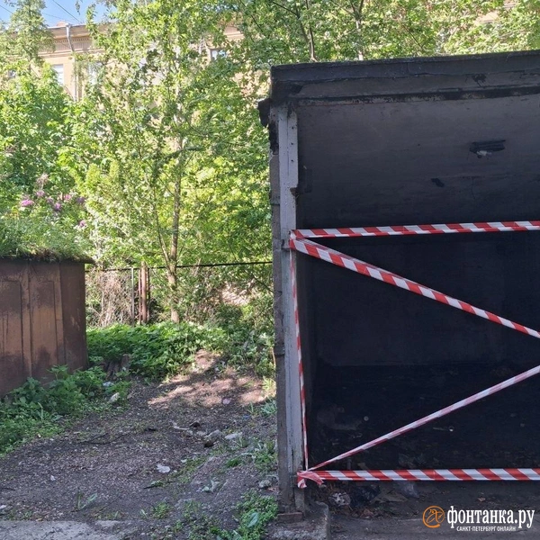 К ограждению сквера примыкают гаражи | Источник: Анна Мотовилова / FONTANKA.RU