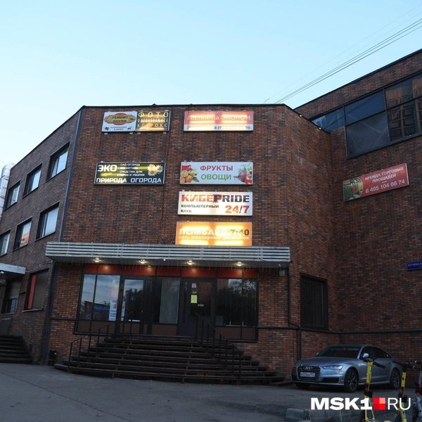 Некоторые вывески до сих пор горят | Источник: Дмитрий Толстошеев / MSK1.RU