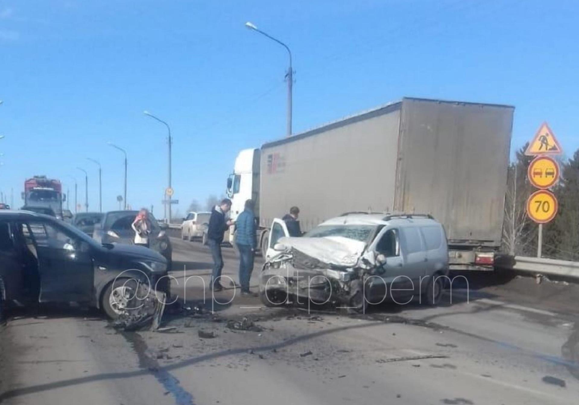 В Пермском крае из-за ДТП парализовало движение по Чусовскому мосту 24  марта 2022 года; пробка на Чусовском мосту 24 марта 2022 года; ДТП на  Чусовском мосту 24 марта 2022 года - 24 марта 2022 - 59.ру