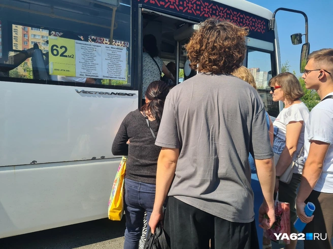 Когда автобус приехал, уставшие от ожидания пассажиры, выстроились в очередь | Источник: Светлана Коновалова / YA62.RU