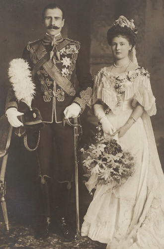 Принцесса Алиса Олбани и принц Александр ТекскийВиндзорский замок выбрала в качестве места бракосочетания и другая внучка Виктории, принцесса Алиса, которая в этом плане также пошла по стопам своих родителей – принца Леопольда и принцессы Елены. Жених, Александр, приходился родственником королевской семье (более того, его сестра, Мария Текская, впоследствии стала королевой Великобритании). Церемония венчания прошла в часовне Св. Георгия 10 февраля 1904 года.