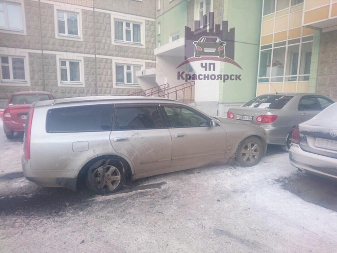 Авария произошла днем во дворе дома | Источник: ЧП Красноярск/vk.com