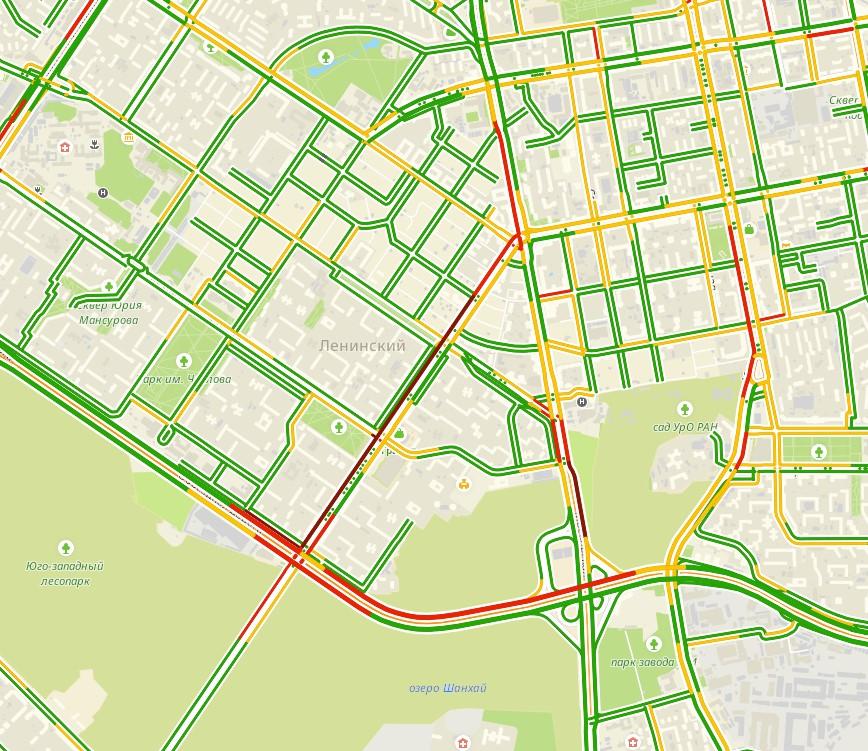 Авария с двумя легковушками парализовала въезд в Академический. Видео