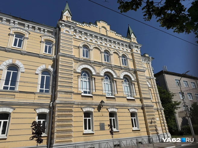 Здание госуниверситета напоминает о германской готике | Источник: Сергей Петунин / YA62.RU
