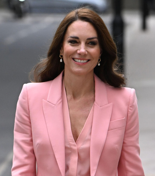 Принцессы выбирают розовый: Кейт Миддлтон в элегантном костюме на встрече с родителями приемных детей