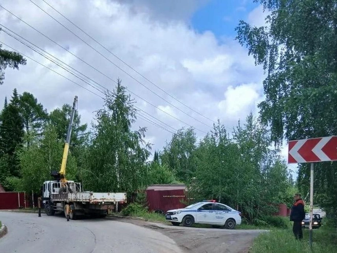 ДТП случилось на крутом повороте дороги | Источник: читатель E1.RU