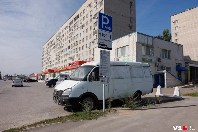 В зоне действия платной парковки — все магазины у дома | Источник: Алексей Волхонский / V1.RU