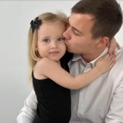 Красится и матерится, будто взрослая: родителей 4-летнего блогера Теоны Шитихиной захейтили за поведение дочки