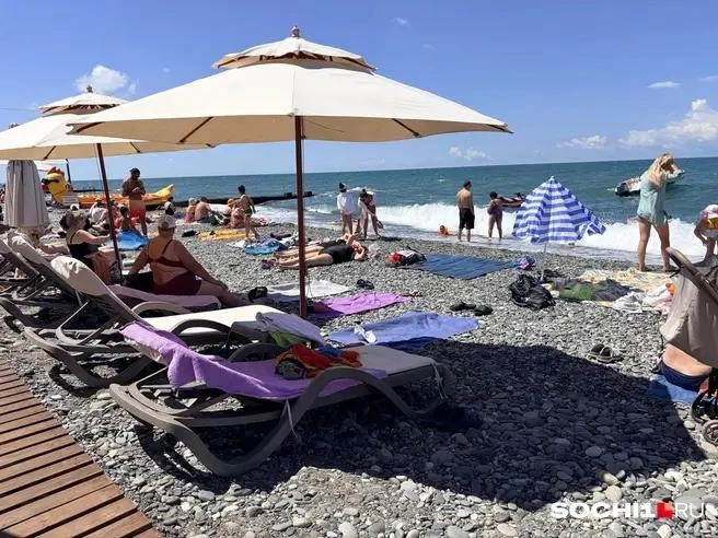 Туристы продолжают наслаждаться морем | Источник: Анна Грицевич / SOCHI1.RU