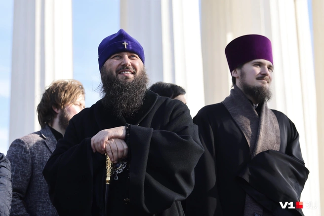 В праздничный день не только погода, но и настроение священнослужителей было ясным и солнечным | Источник: Алексей Волхонский / V1.RU