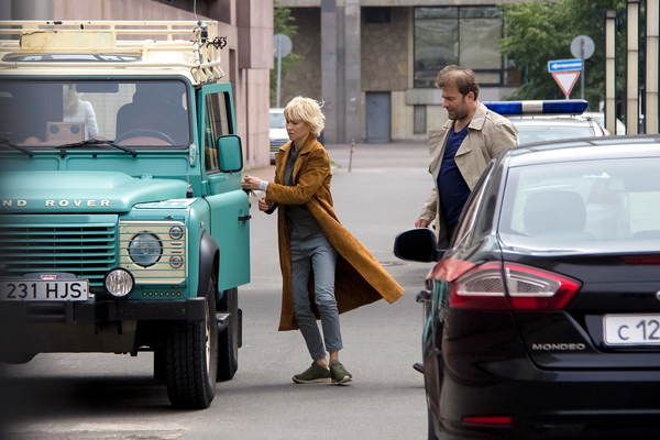 В нашей версии Porsche главной героини заменили на военный Land Rover Defender