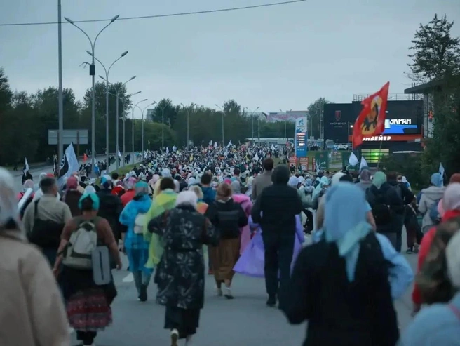 Крестный ход направлялся к монастырю | Источник: Екатеринбургска Епархия