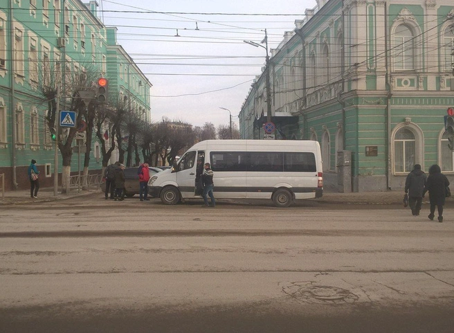 У здания рязанского УФСБ столкнулись легковушка и маршрутка | ya62.ru