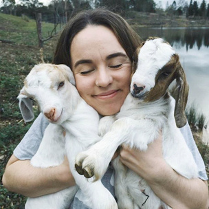 Инстаграм (запрещенная в России экстремистская организация) дня: Смотри, как девушка воспитывает на ферме козлят