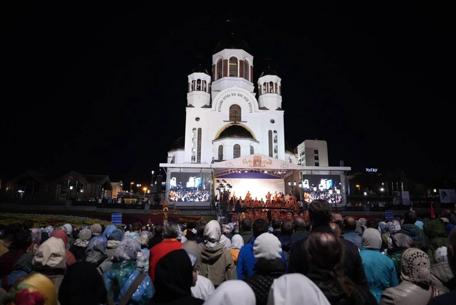 Фото не передает масштаба, но сцена&nbsp;действительно большая. На экранах по бокам показывали то священников, то иконы, то просто священнодействия | Источник: «Екатеринбургская Епархия» / T.me