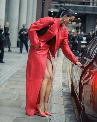 Акцентные плечи, необычные сумки, яркие цвета: 5 главных стритстайл трендов с Недели моды в Лондоне