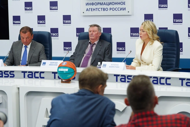 Президент Единой Лиги ВТБ Сергей Кущенко, почетный президент Лиги Сергей Иванов и генеральный директор Лиги Илона Корстин (слева направо) на пресс-конференции | Источник: Авилов Александр / Агентство «Москва»