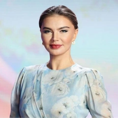 Редкий выход: Алина Кабаева появилась на публике в платье с цветочным принтом