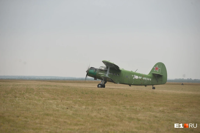 АН-2 распылял удобрения над полями | Источник: Максим Воробьев / E1.RU
