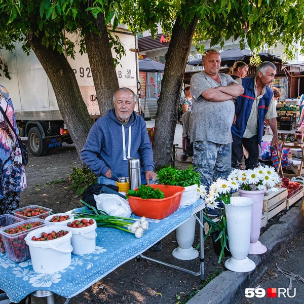 Как и на других мини-рынках, на Островского вместе с ягодами продают и зелень, и цветы | Источник: Тимофей Калмаков / 59.RU