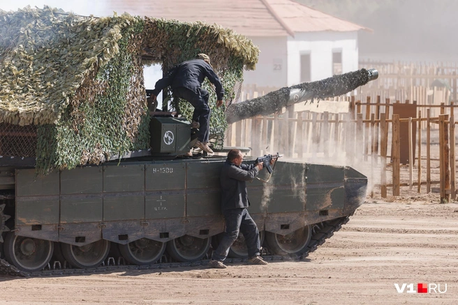 В военно-патриотической игре принимала участие настоящая боевая техника | Источник: Алексей Волхонский / V1.RU