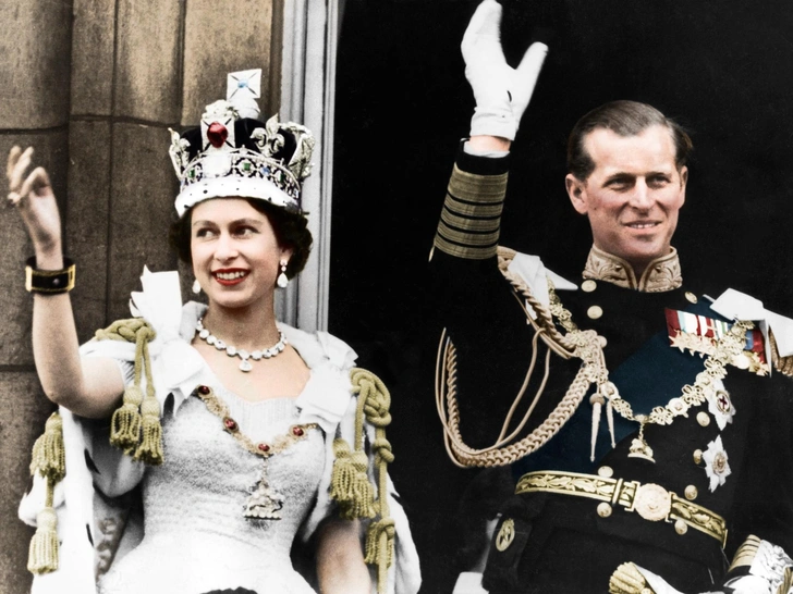 Елизавета II и принц Филипп на балконе Букингемского дворца, 2 июня 1952 года | marieclaire.ru