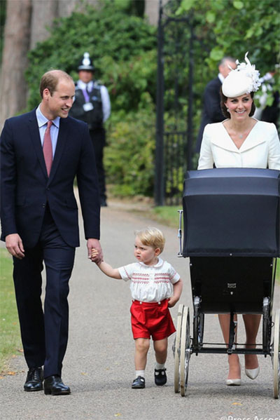 Королевская семья хочет, чтобы в прессу попадали только санкционированные снимки, как этот, сделанный перед крещением принцессы Шарлотты в июле этого года