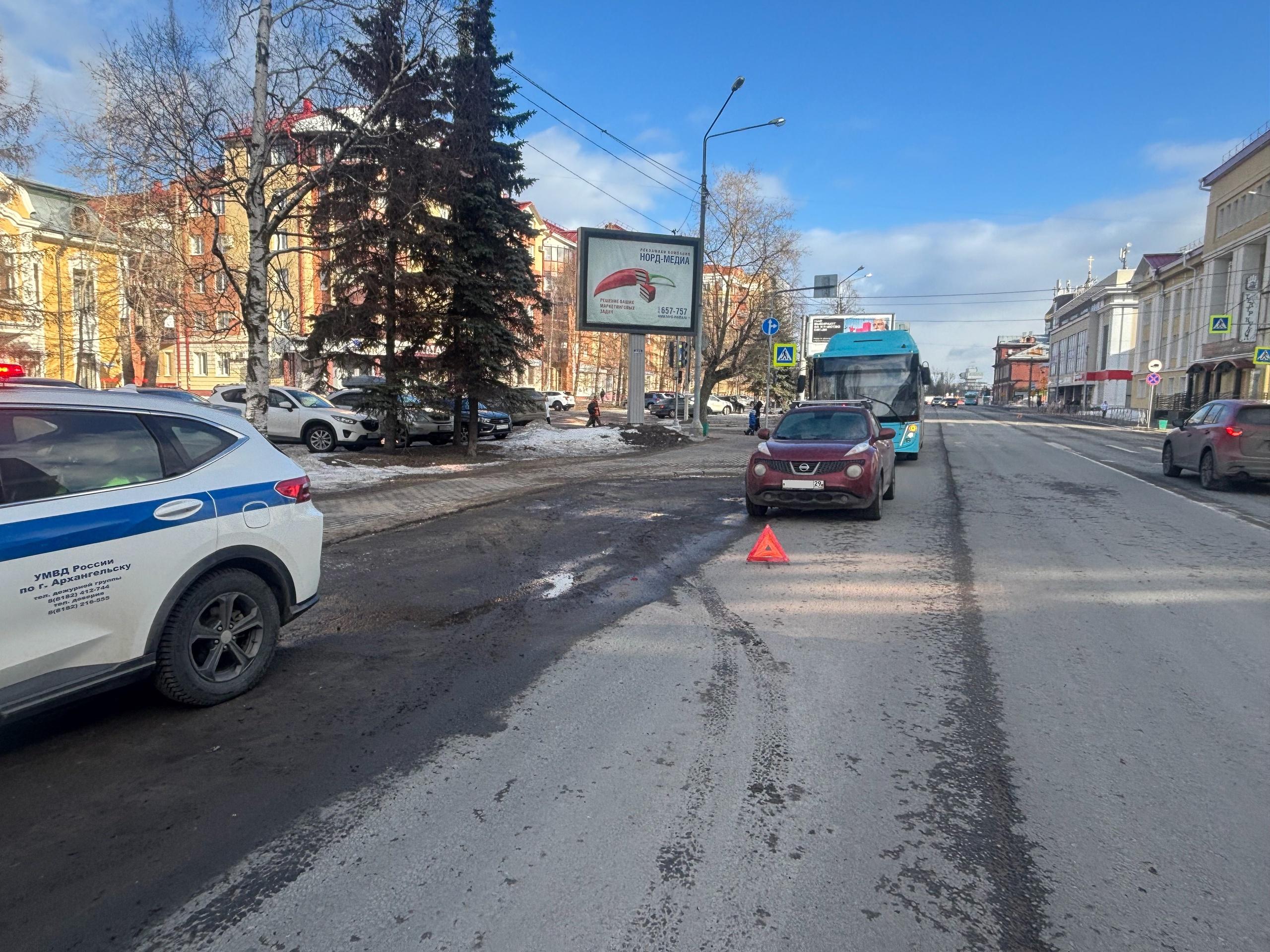 Пострадала женщина: в Архангельске автобус столкнулся с автомобилем