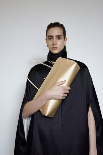 Накидки в виде пуховых одеял как напоминание о карантине: Jil Sander Resort 2021