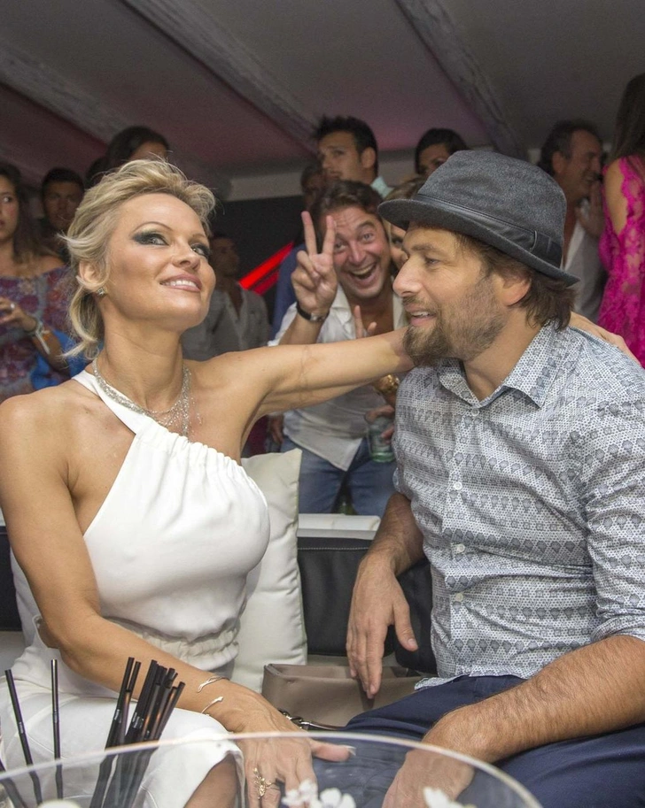 Порно лесбиянкалар әдемі Жетілген әйелдерге арналған ашық киска журналы