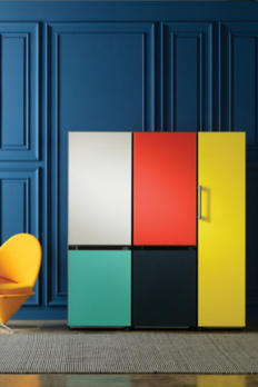 Благодаря сменным цветным панелям на фасаде холодильник Samsung Bespoke напоминает полотно Мондриана.