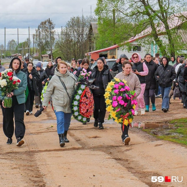 Часть односельчан отправилась на кладбище большой колонной | Источник: Тимофей Калмаков / 59.RU