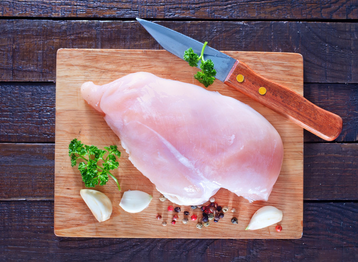 Американец 25 дней ест только сырую курицу: почему он до сих пор не отравился?