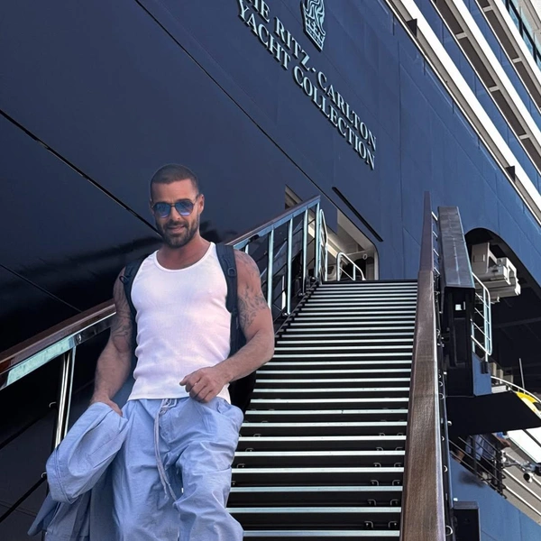 На фоне той самой яхты | Источник: Ricky Martin / Instagram*