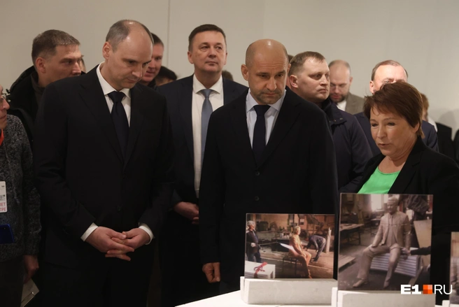 Паслер и Жога внимательно познакомились с выставкой, посвященной десятилетию «Ельцин Центра» | Источник: Владислав Лоншаков / E1.RU