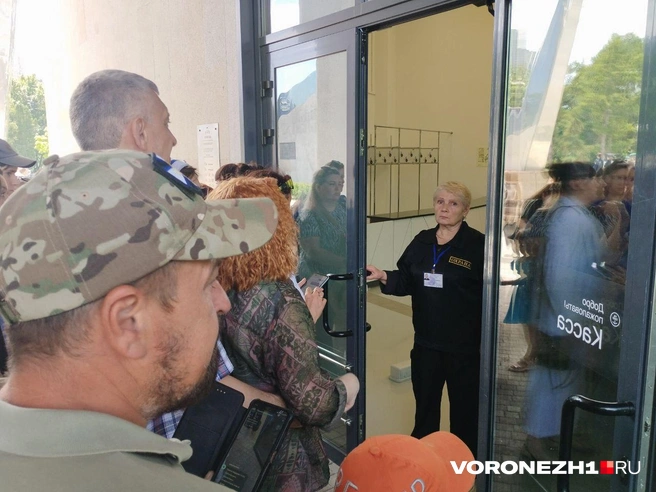 Была открыта только одна створка двери | Источник: Дмитрий Волгин / Voronezh1.ru