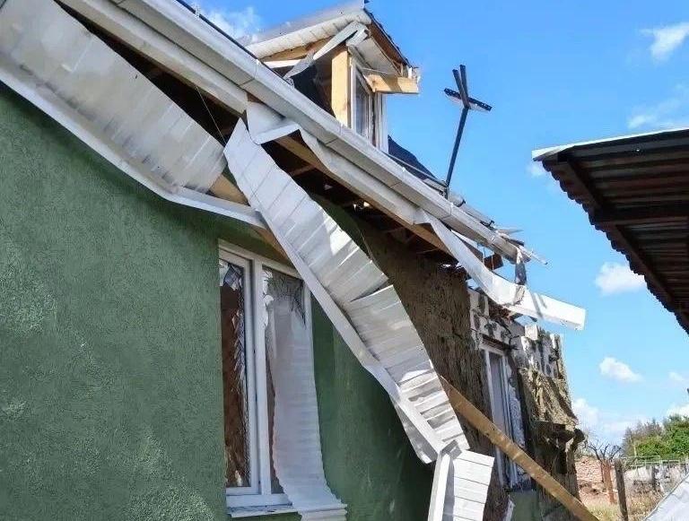 Обрушились на торговый центр, НПЗ — есть жертвы: дроны вновь атаковали российские регионы