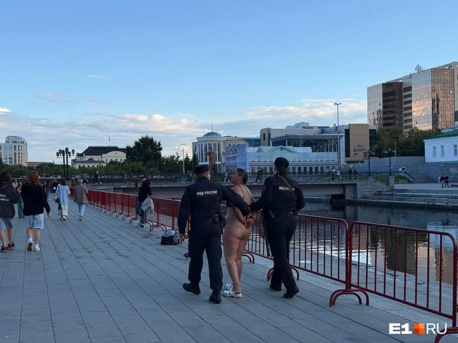 В итоге женщина вылезла из воды, её увели сотрудники полиции | Источник: Дарья Костомина / E1.RU