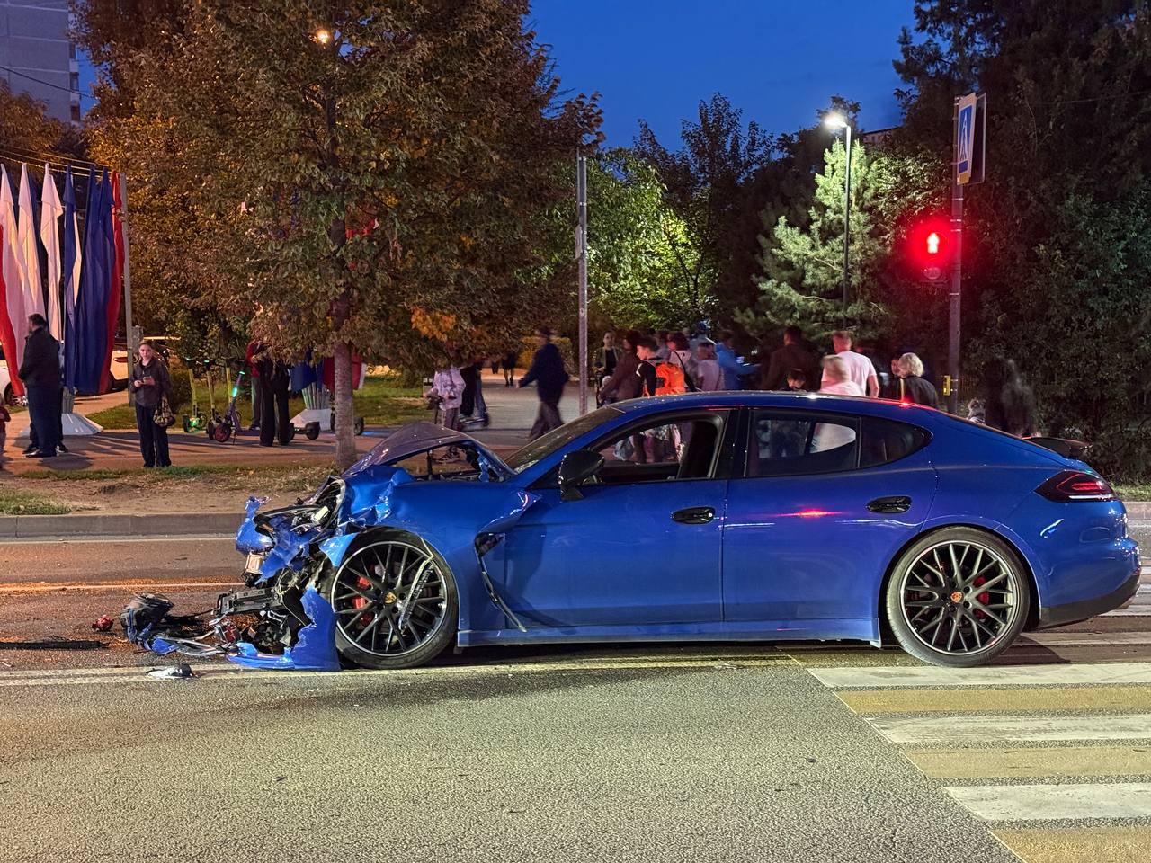Пешеходы чудом увернулись. Появилось видео с моментом аварии с Porsche в Юбилейном микрорайоне