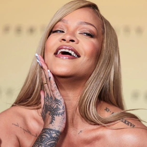 Платье в оттенке нового тонального крема: Рианна задает необычный тренд