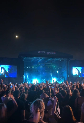 Несмотря на большое количество фанатов, попасть на площадку было не так сложно: никаких толп и длительного ожидания | Источник: Юлия Гринберг